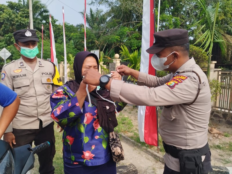 Polsek Bandar Sei Kijang Kembali Bagikan Masker Gratis Kepada Pengguna Jalan, Mengantisipasi Gangguan Kesehatan Akibat Kabut Asap