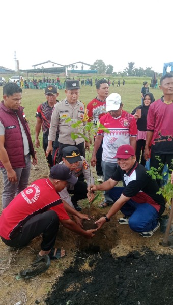 Melalui Program Green Policing, Polsek Bandar Sei Kijang Tanam 20 Bibit Pohon di Perumahan Karyawan PT. CDS