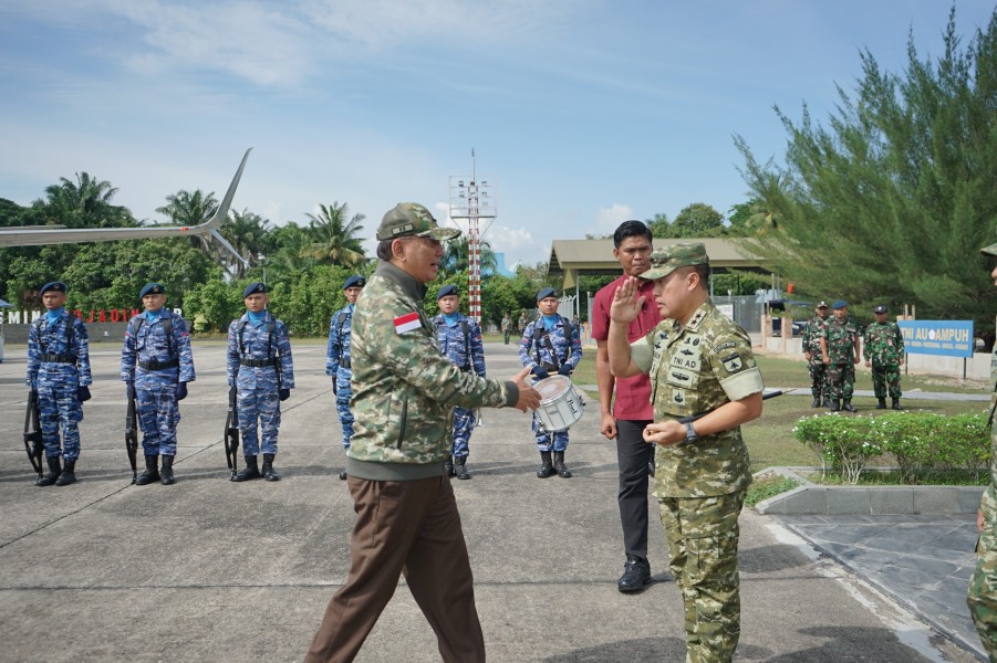 Menhan RI Tiba di Pekanbaru, Kodam XIX Tuanku Tambusai Kawal Kunjungan ke Dua Yonif Teritorial Pembangunan