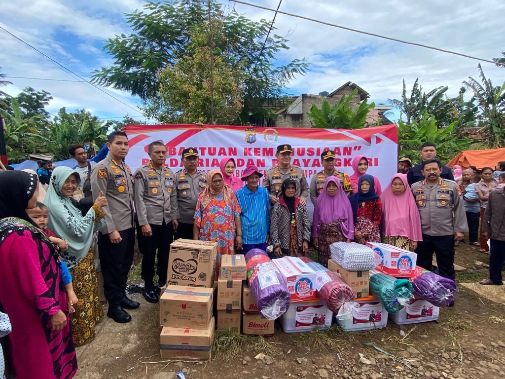 Kapolda Riau Irjen Pol M. Iqbal Serahkan Langsung Bantuan Korban Gempa Cianjur