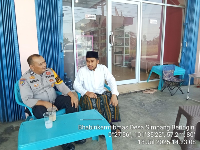 *Bhabinkamtibmas Desa Simpang Beringin Laksanakan Door To Door Sistem (DDS) untuk Meningkatkan Kepercayaan Masyarakat*