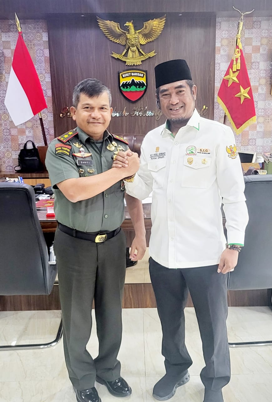 Ketum DPP Santri Tani NU H.T. Rusli Ahmad Terima Pin Emas Penghormatan Dari Pangdam 1/BB Mayjend TNI Achmad Daniel Chardin Dikantor Makodam