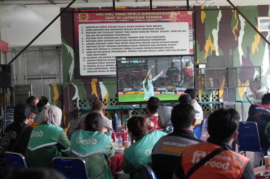 Meriah, Kapolda Riau Ajak Komunitas Ojol Nobar Piala Dunia 2026 di Mako Brimob Polda Riau