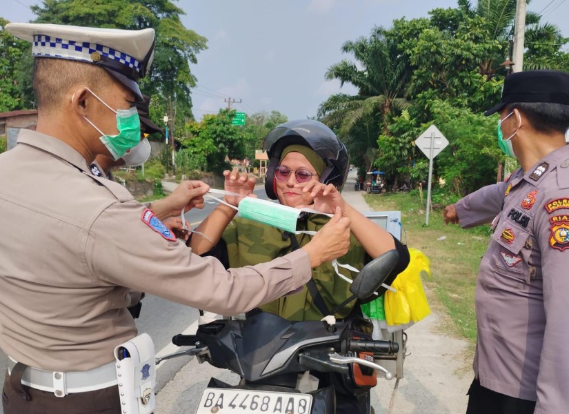 Polsek Bandar Sei Kijang Kembali Bagikan  Masker Gratis, Antisipasi Dampak Kabut Asap Karhutla di Pelalawan