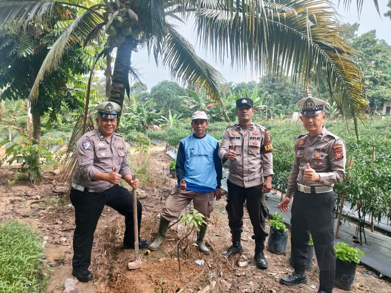 Polsek Bandar Sei Kijang Sambangi Petani Cabe, Dukung Ketahanan Pangan Nasional