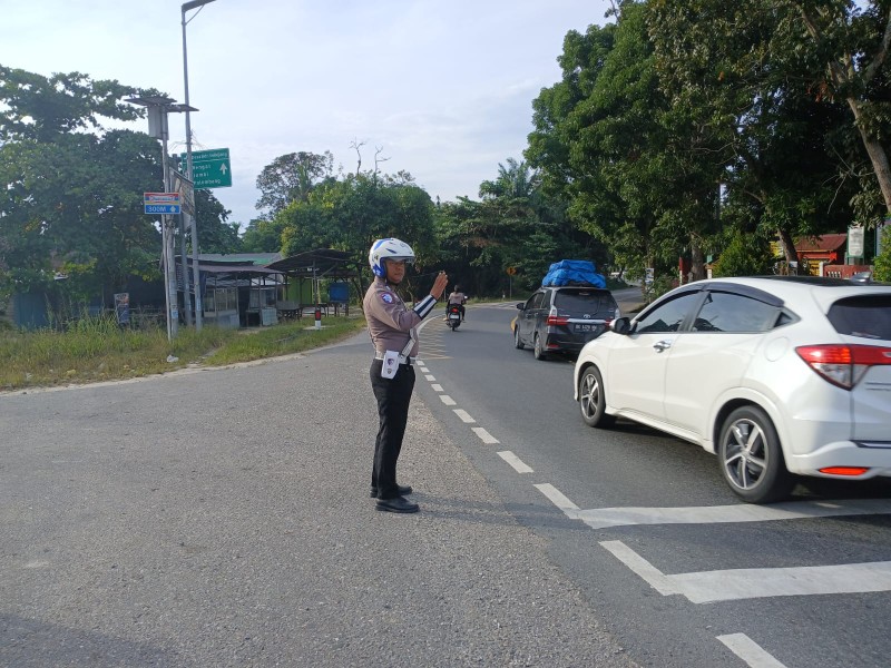 *Polsek Bandar Sei Kijang Laksanakan Pengaturan Arus Lalu Lintas Pagi untuk Meningkatkan Keselamatan dan Kenyamanan Masyarakat*