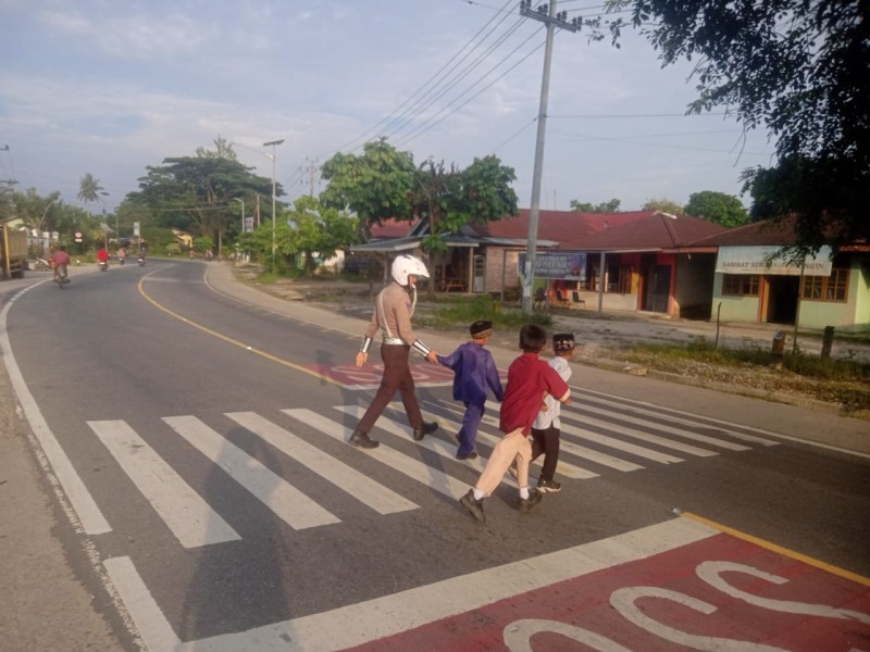 Polsek Bandar Sei Kijang Gelar Pengaturan Arus Lalu Lintas Pagi, Pastikan Keselamatan Anak Sekolah