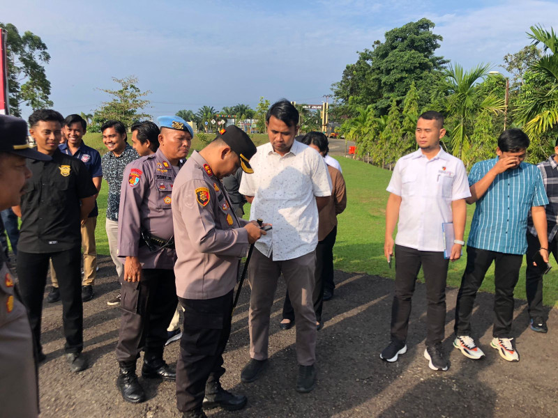 Komitmen Berantas Judi Online, Kapolres Kuansing Lansung Cek HP Personel