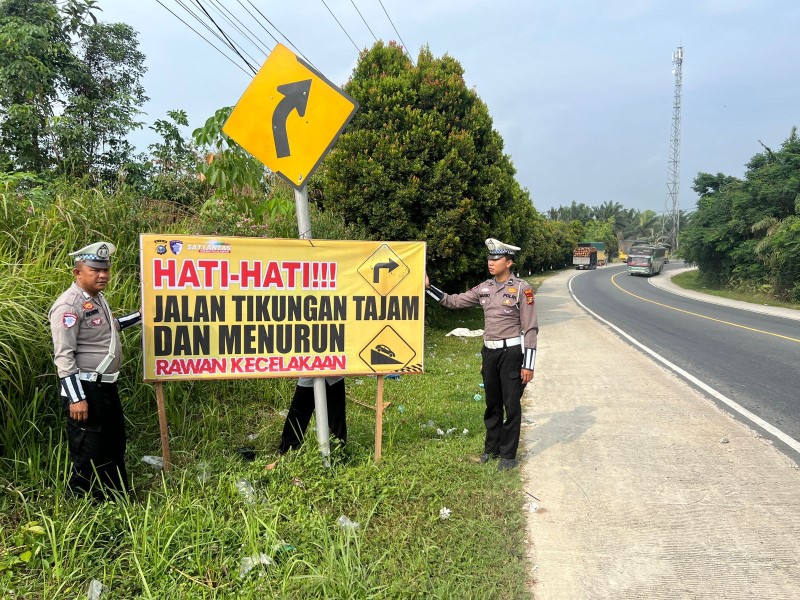 *Polsek Bandar Sei Kijang Laksanakan Pemasangan Spanduk Himbauan Keselamatan dalam Rangka Ops Patuh Lancang Kuning 2025*