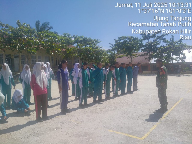 Hadiri MPLS 2025 di SMUN 4 Tanah Putih Babinsa 02 / TP Ajarkan Peraturan Baris Berbaris
