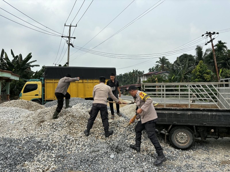 Kemanunggalan TNI-Polri dan Rakyat Nyata, Jalan 1 Km Mulai Disemenisasi Lewat TMMD Ke-130 Inhil