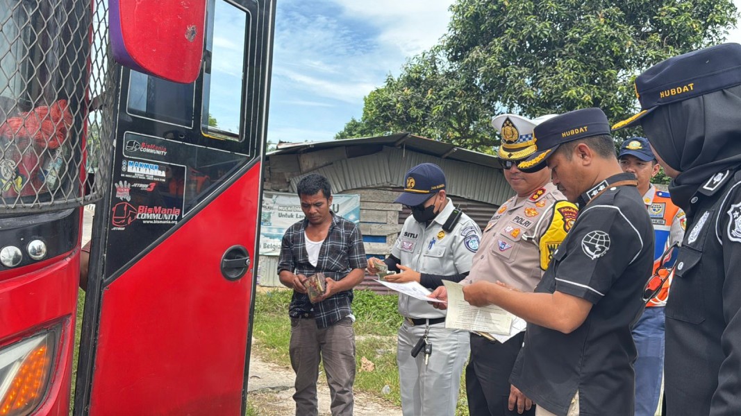 Satgas Gakkum Ops Patuh Lancang Kuning 2025 Polda Riau Tindak 48 Pelanggaran di Jalintim Tenayan Raya