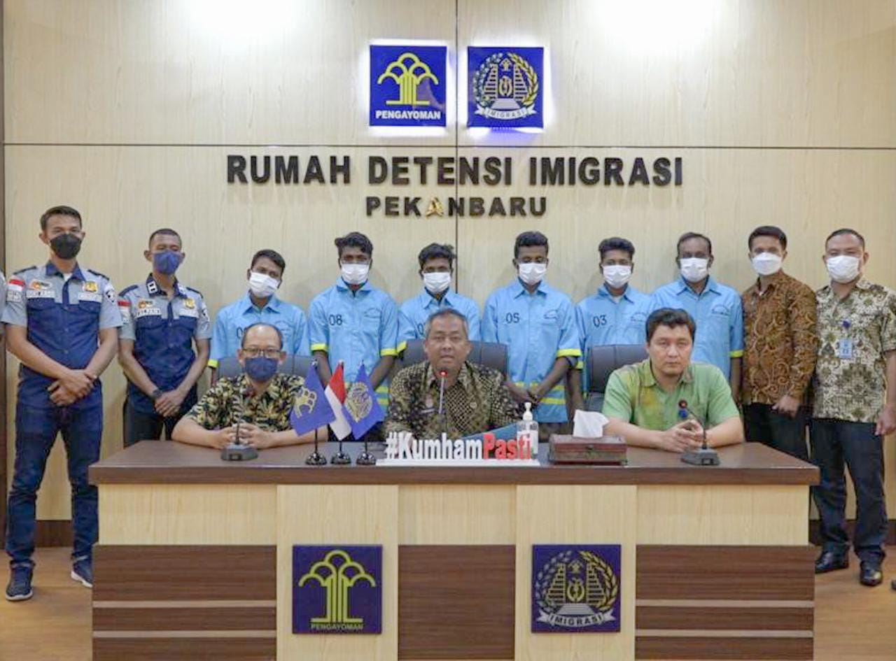 Coba Menyelundupkan Diri, KEMENKUMHAM RIAU Deportasi 6 WN Bangladesh Ke Negara Asalnya