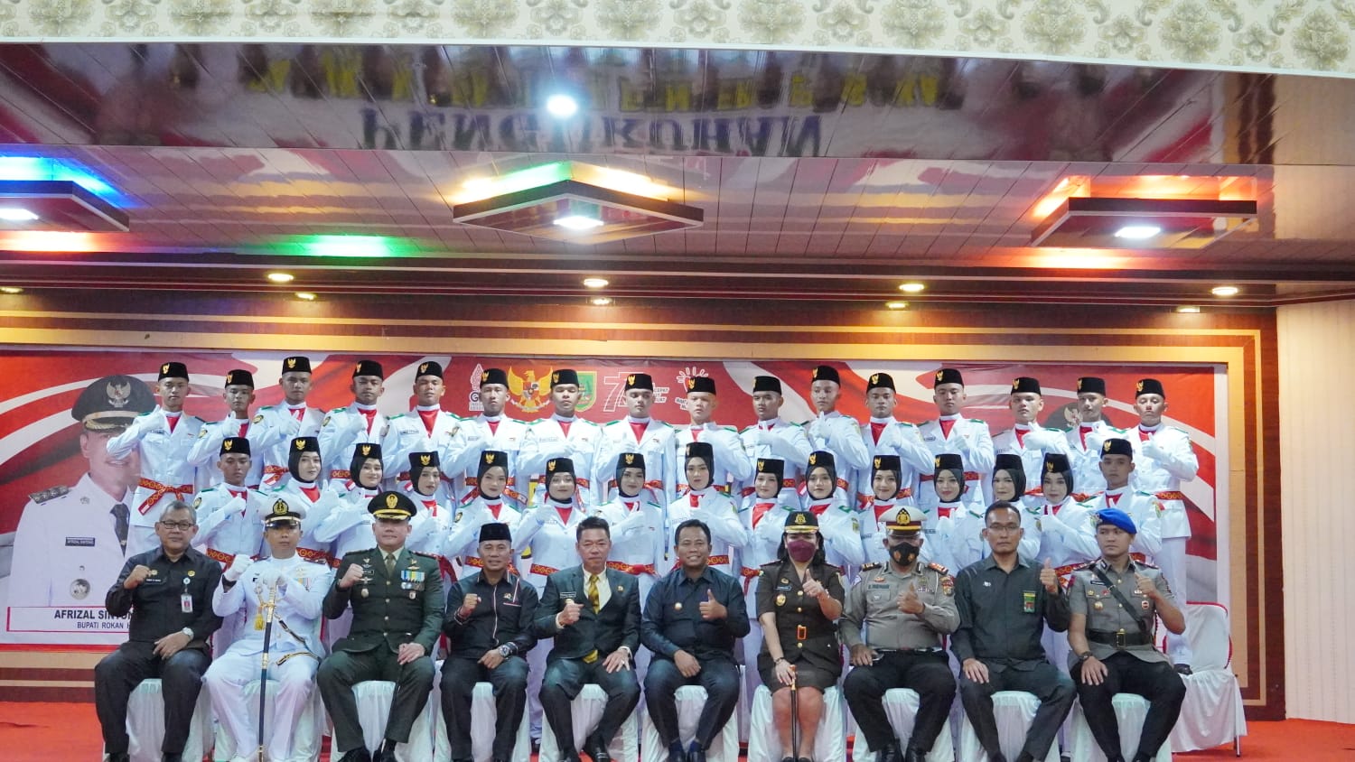 Bupati Rohil Afrizal Sintong Kukuhkan Pasukan Pengibar Bendera Kabupaten