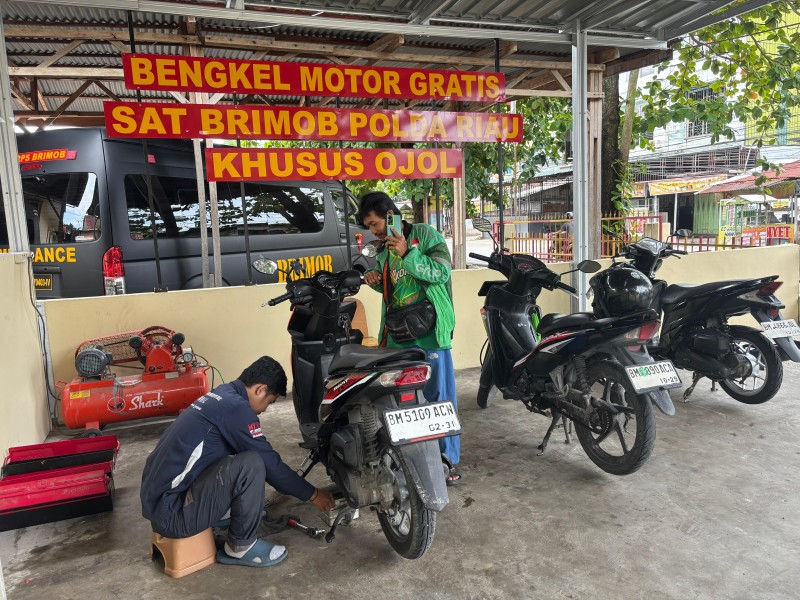 Solusi Nyata di Jalanan : Bengkel Gratis Brimob Riau Ringankan Beban Ojol
