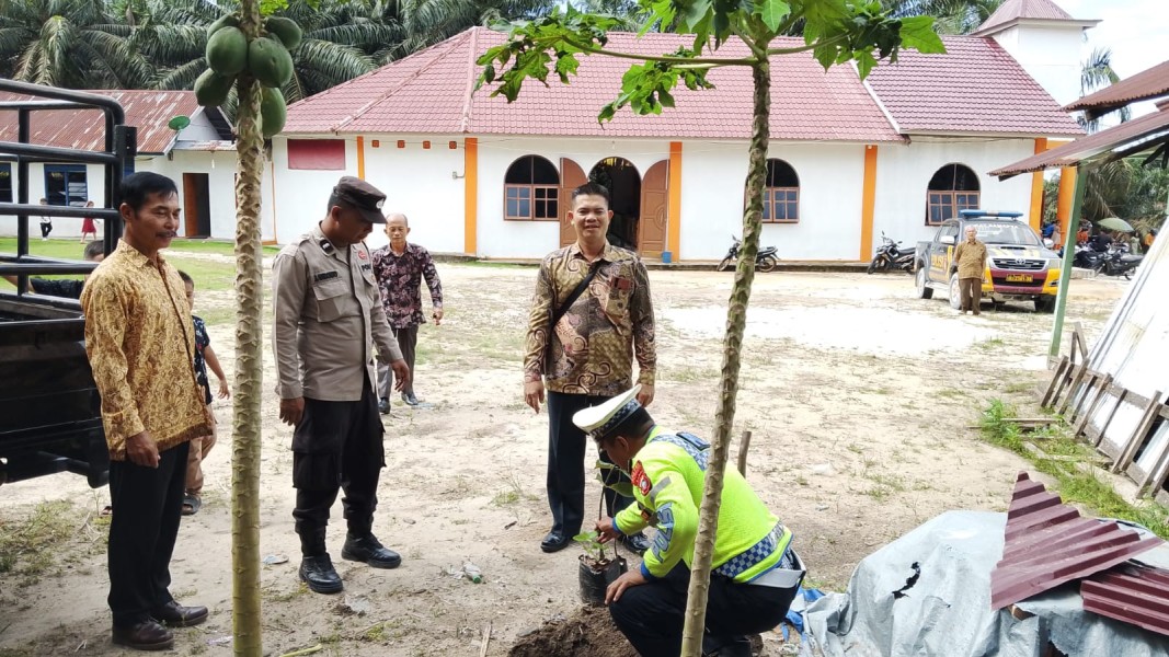 Polres Pelalawan Tanam Pohon di Gereja GNKPI, Dukung Program Kelestarian Lingkungan Polda Riau