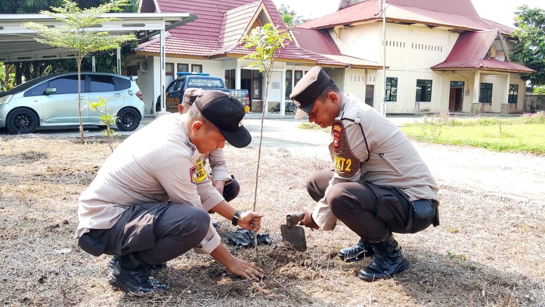 PENANAMAN BIBIT POHON OLEH POLSEK BANDAR SEI KIJANG DUKUNG PROGRAM KELESTARIAN ALAM KAPOLDA RIAU