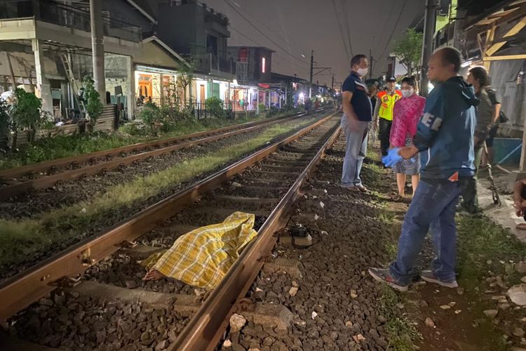 Keasikan Dengan Ponselnya, Remaja di Kebayoran Tewas Tertabrak Kereta