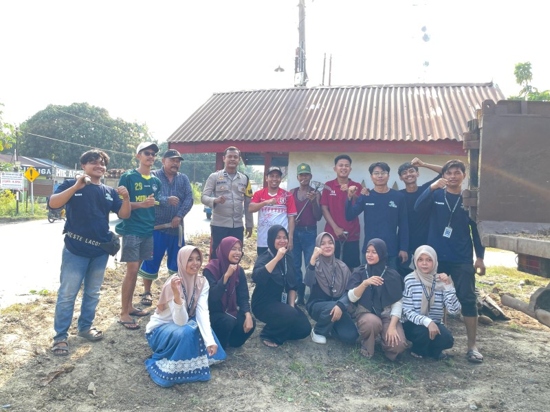 *Bhabinkamtibmas Desa Muda Setia Laksanakan Gotong Royong Membersihkan Poskamling*