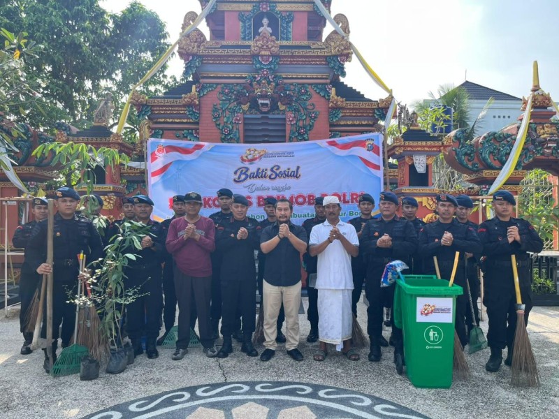 Brimob Bersama Masyarakat, Bakti Sosial HUT Ke - 81 Korps Brimob Polri Pererat Kerukunan di Pekanbaru