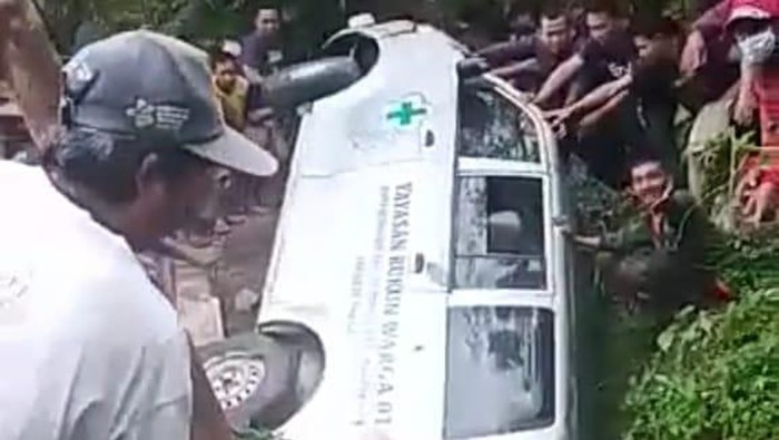Ambulans Pengangkut Jenazah Terperosok ke Jurang di Garut