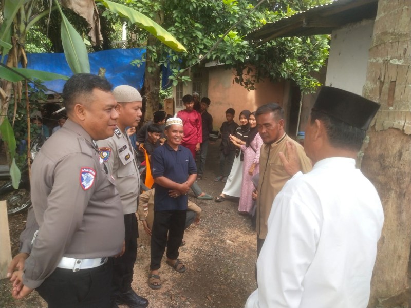*Bhabinkamtibmas Polsek Bandar Sei Kijang Laksanakan Kegiatan Melayat ke Rumah Duka*