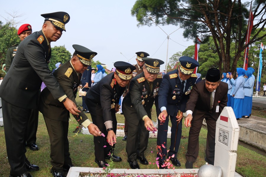 Pangdam XIX/TT Tabur Bunga di TMP Kusuma Dharma, Ziarah Nasional HUT Ke-81 TNI Berlangsung Khidmat
