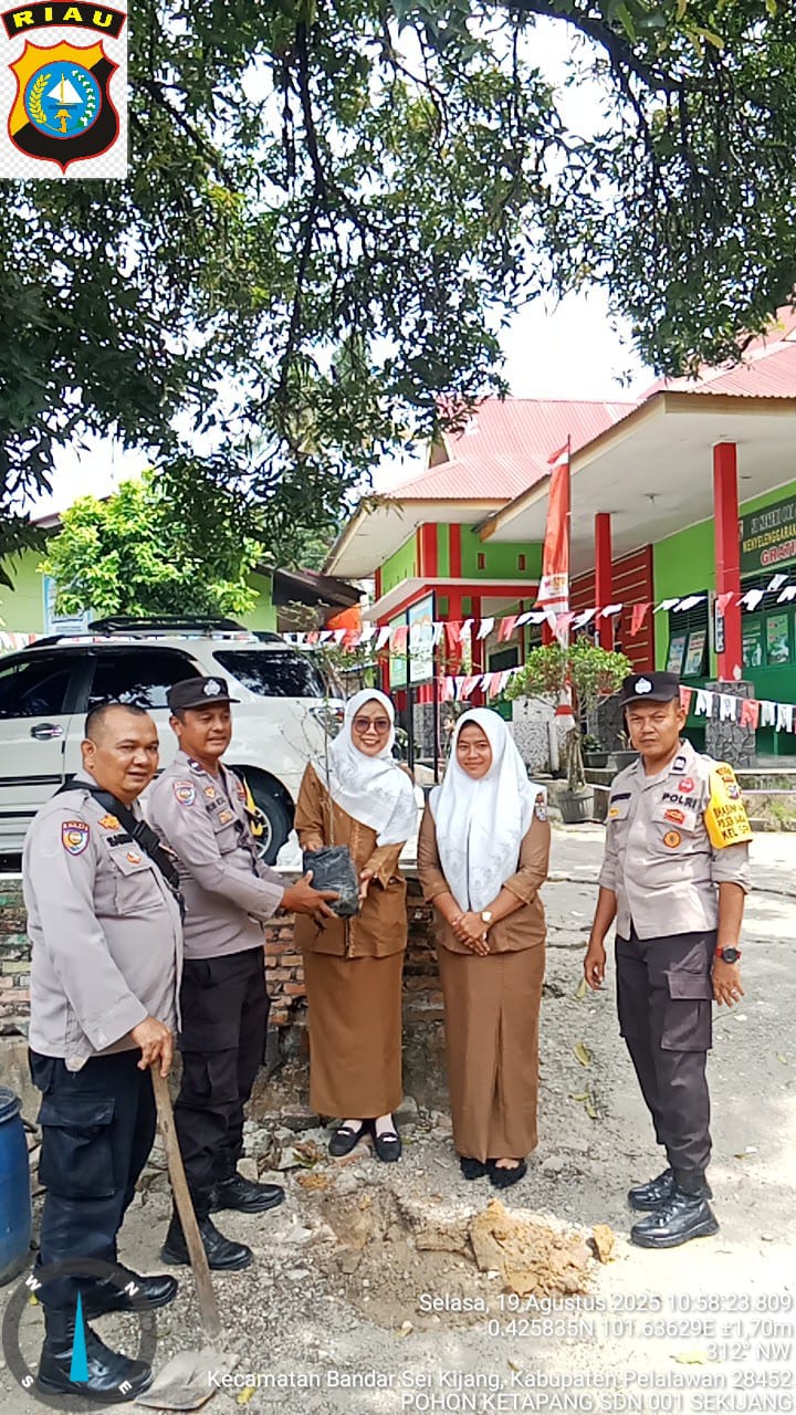 *Polres Pelalawan dan Polsek Bandar Seikijang Laksanakan Penanaman Bibit Pohon dalam Rangka Program Penghijauan Lingkungan*