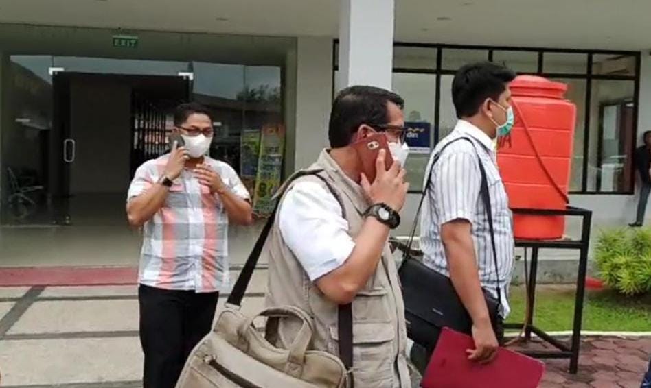 Enggan Jumpa Media, Dekan Unri Bungkam Usai Jalani Pemeriksaan Di Mapolda Riau