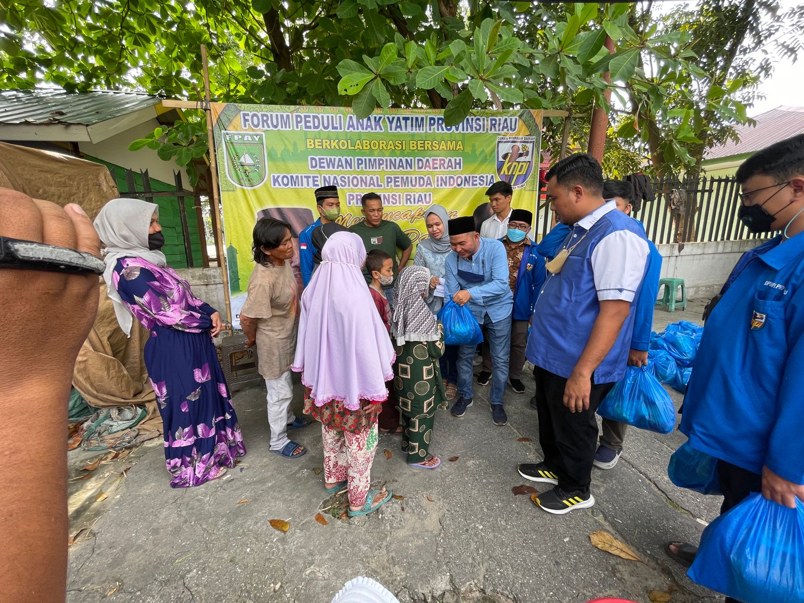 Ketua KNPI Provinsi Riau Fuad Santoso Resmikan Pasar Ramadhan Pattimura dan Bagikan 100 Paket Sembako Untuk Anak Yatim