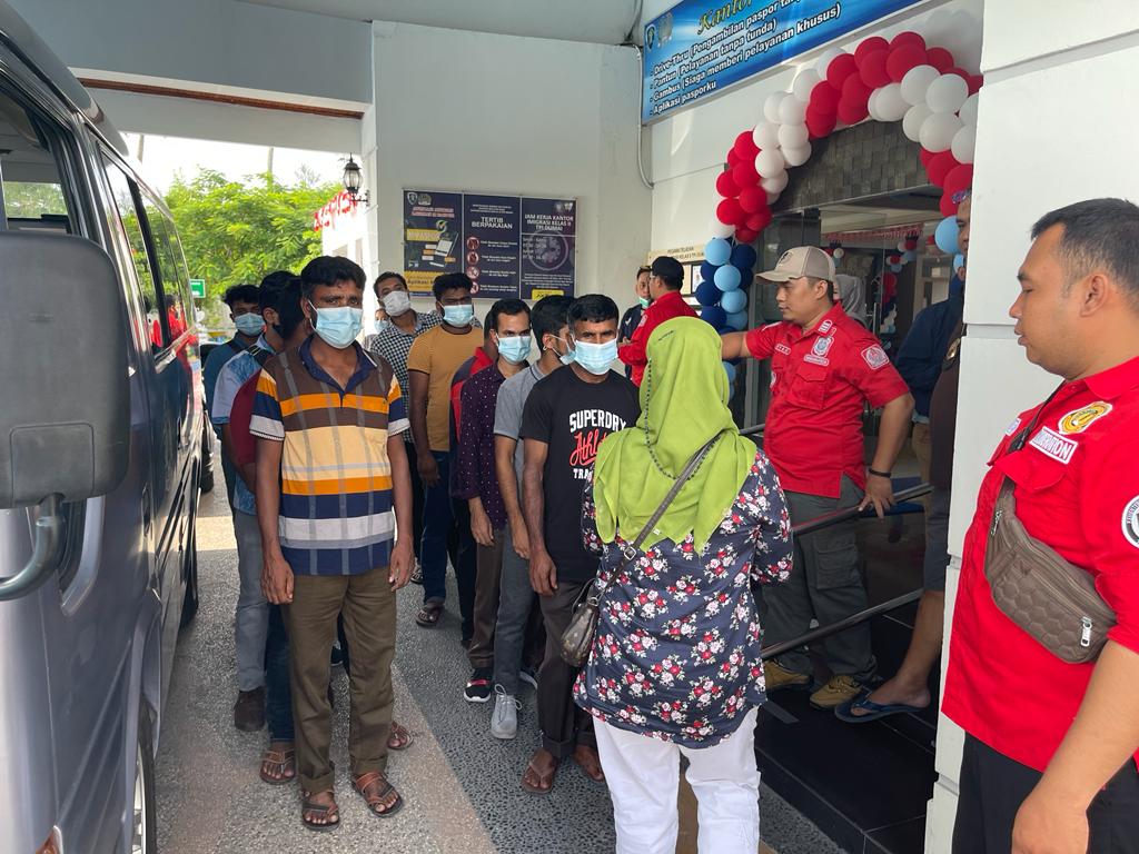 Imigrasi Dumai Deportasi 12 Warga Negara Bangladesh Ke Negara Asalnya