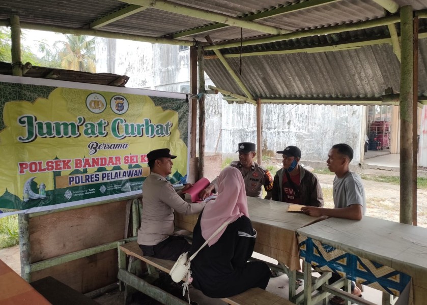 Polsek Bandar Sei Kijang gelar Jumat Curhat di warung kopi, warga antusias sampaikan keluhan 