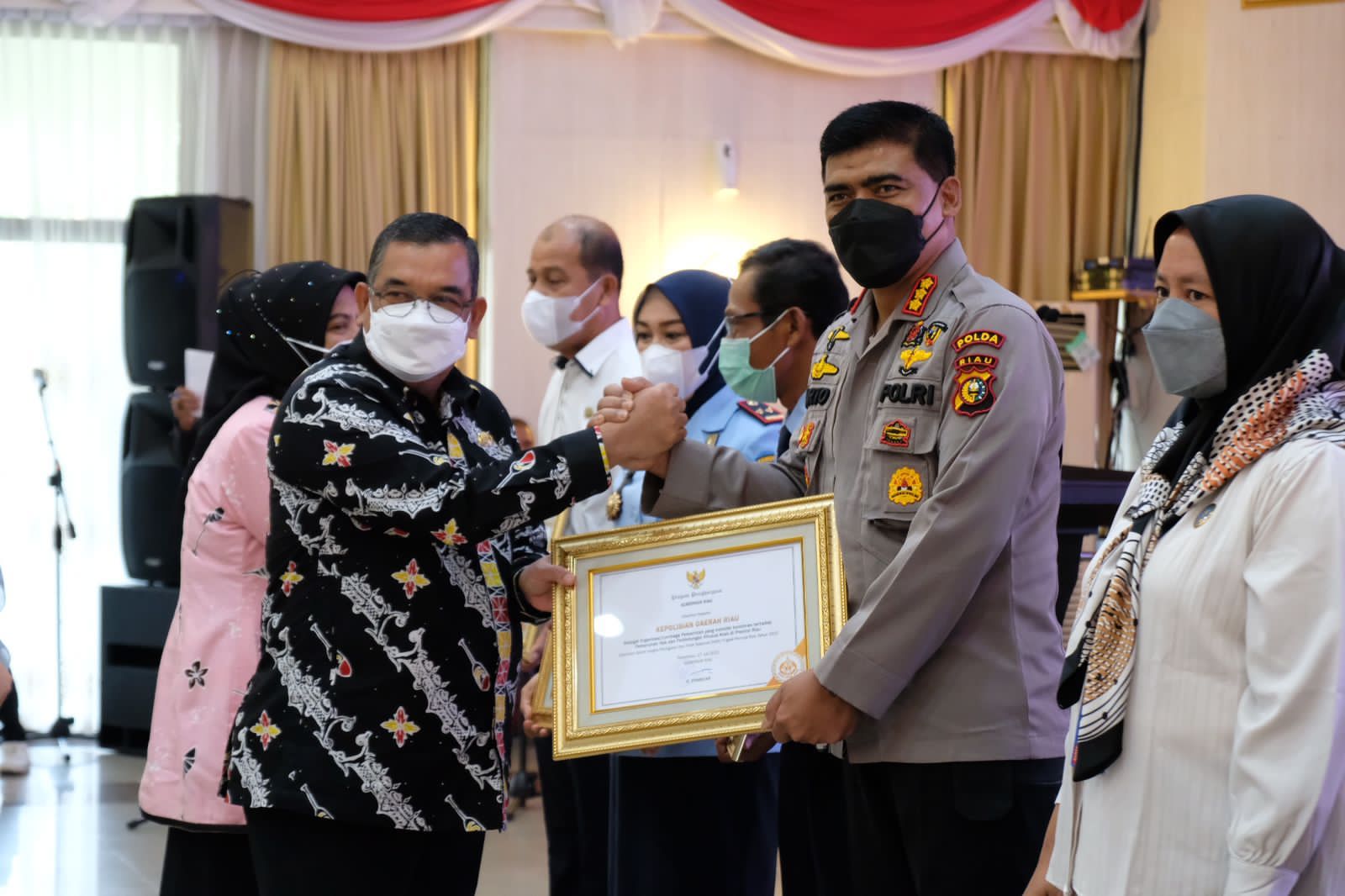Kapolda Terima Penghargaan Komitmen Pemenuhan Hak Anak Pada Hari Anak Nasional RIAU 2022