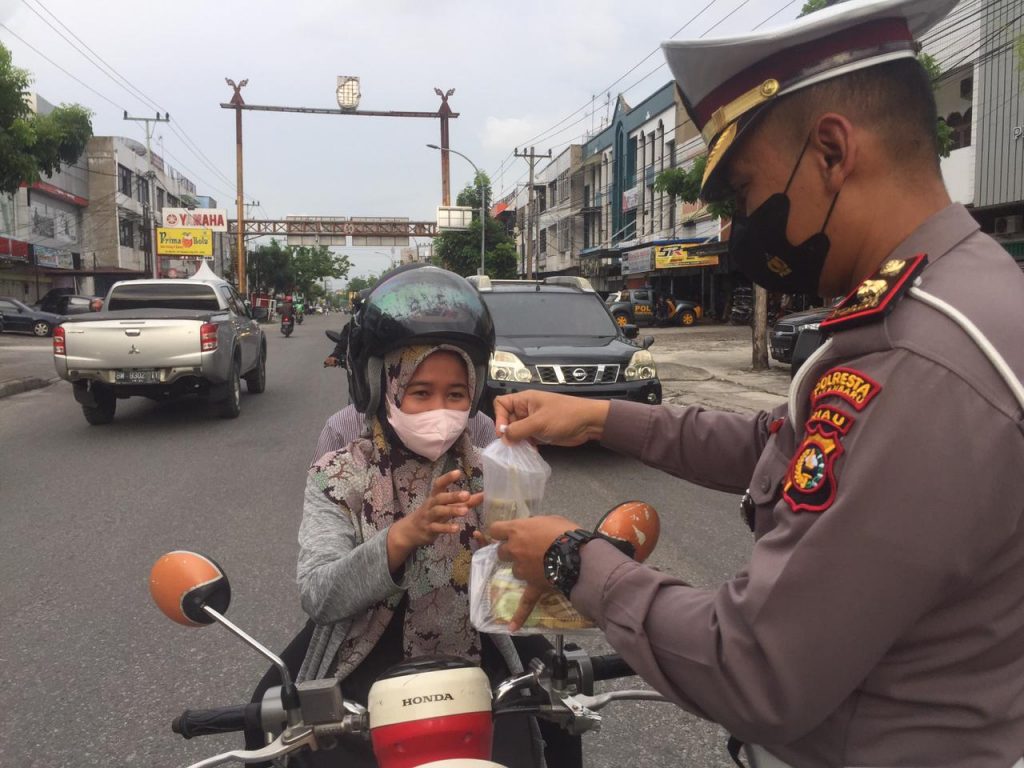 Berbagi Di Bulan Ramadhan, Satlantas Polresta Pekanbaru Bagikan Takjil Kepada Pengguna Jalan