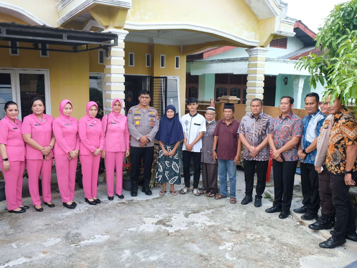 Sempena Hari Bhayangkara ke 76, Tim Anjang Sana Polda Riau Kunjungi Keluarga Jurnalis Mitra