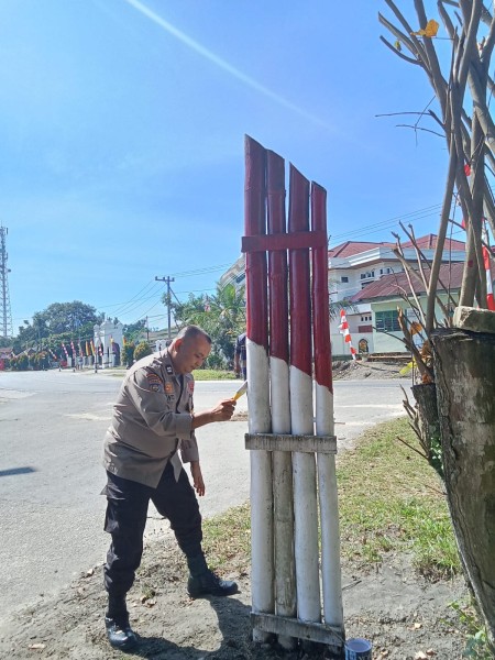 *Bhabinkamtibmas Desa Simpang Beringin Laksanakan Gotong Royong dalam Rangka Menyambut HUT RI ke-80*