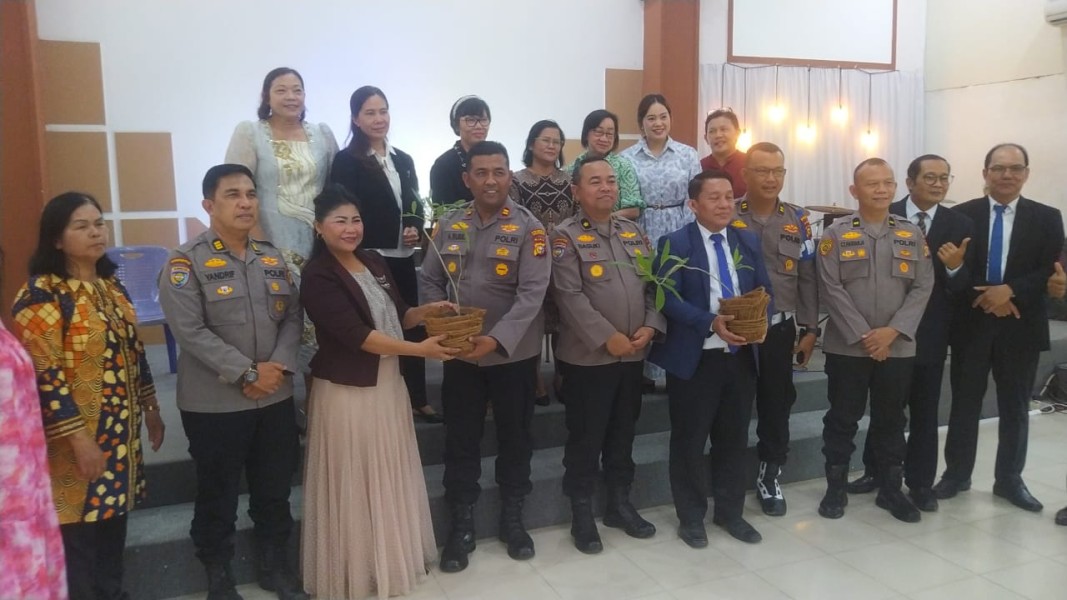 Minggu Kasih Polda Riau Bersama Polsek Payung Sekaki, Jalin Kedekatan dengan Jemaat Gereja GPPS Pekanbaru