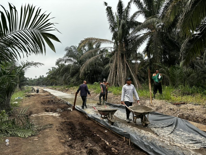 Pacu Pembangunan Desa, Kodim 0314/Inhil Gesa Pengerjaan Semenisasi Jalan TMMD ke-130 di Keritang