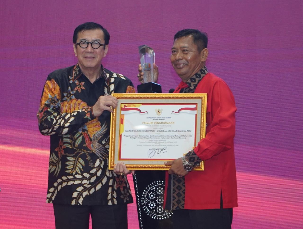 Berkelas! KANWIL KEMENKUMHAM RIAU Raih Penghargaan Terbaik III Pengelola Jaringan Dokumentasi Dan Informasi Hukum Kategori KANWIL KEMENKUMHAM Se-INDONESIA