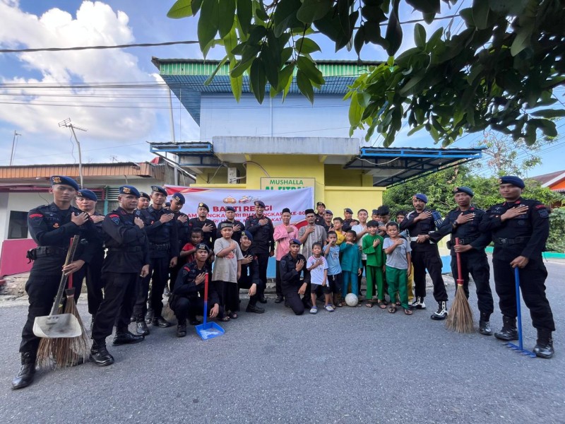Bakti Religi Sambut HUT Bhayangkara ke-80, Personel Brimob Polda Riau Bersihkan Musholla Al-Fitrah