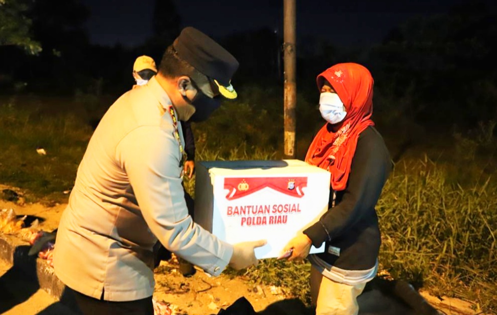 Tengah Malam, Kapolda Riau Borong Semua Dagangan Janda Tua