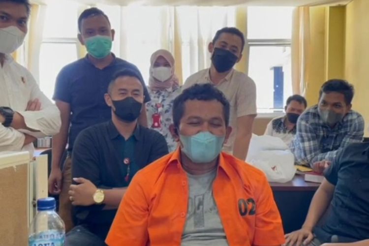 Izet, Preman Yang Viral Karena Palak Sopir Truk di Padang Ditangkap