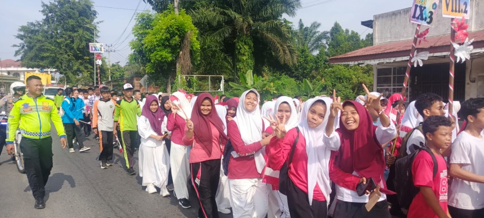 Polsek Bandar Sei Kijang Kawal Drumband SMP N 003 Sambut HUT RI ke-81