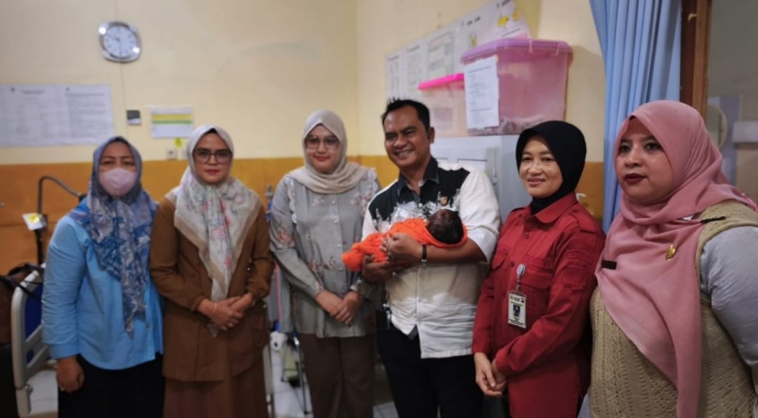 Bayi Laki-laki Ditemukan Terbungkus Kain di Teras Rumah Warga, Polsek Bukit Raya Buru Pelaku