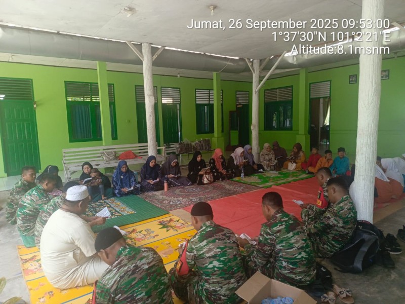 Jumat Berkah, Danramil 02/TP Dan Ibu Persit gelar Yasinan dan beri Santunan Anak Yatim