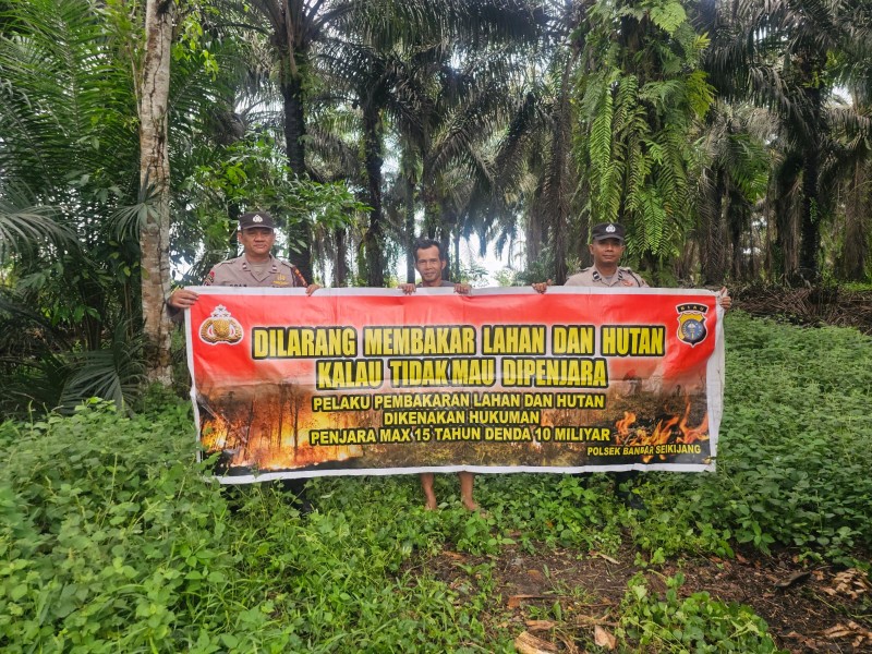 “Patroli Karhutla dan Penyebaran Maklumat Kapolda Riau, Polsek Bandar Sei Kijang Sukses”