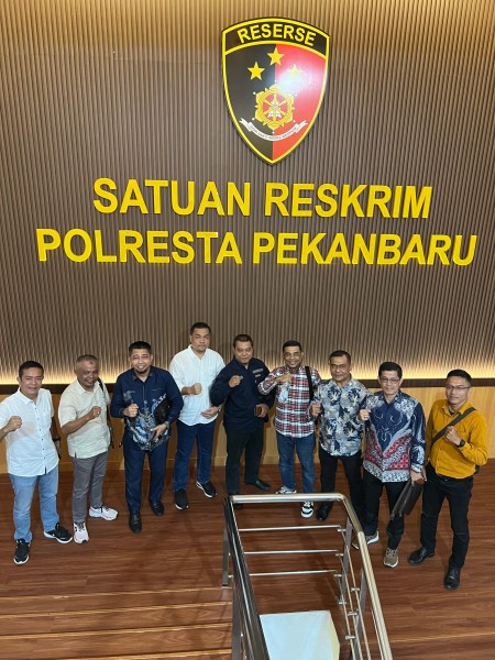 Para Advokat , dr Arnaldo Eka Putra Eks Direktur RSD Madani Minta Salinan BAP Tersangka Kepada Penyidik Polresta Pekanbaru