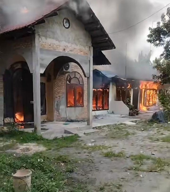 Sijago Merah Berkobar Hebat Melahap Empat Rumah