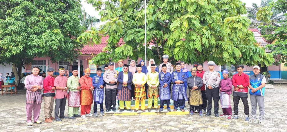 Bhabinkamtibmas Desa Kiab Jaya Ikuti Upacara HUT Kabupaten Pelalawan ke-26