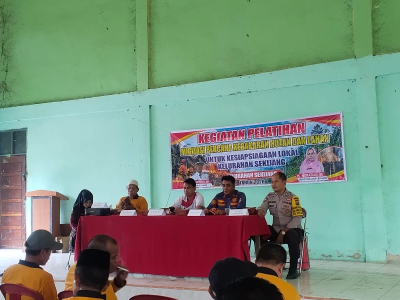BHABINKAMTIBMAS KELURAHAN SEKIJANG HADIRI PELATIHAN MITIGASI BENCANA KARHUTLA UNTUK KESIAPSIAGAAN WARGA